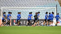 Para pemain Jepang melakukan pemanasan saat mengikuti sesi latihan di Stadium Australia di Sydney (23/3/2022). Jepang akan bertanding melawan Australia pada kualifikasi Grup B Piala Dunia Qatar 2022 zona Asia pada Kamis (24/3/2022) di Stadion Australia. (AFP/Saeed Khan)