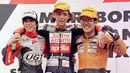 Pebalap MotoGP asal Italia, Valentino Rossi (tengah) merayakan gelar juara 125 cc di Sirkuit Shah Alam, Malaysia, Minggu (13/3/1997). (AFP/Francis Silvan)