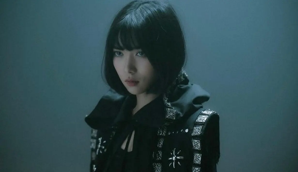 Unggah foto behind the scene Il Sogno music video, Isyana tampil edgy dalam balutan outfit serba hitam. Gaya rambut pendek berponi Isyana membuatnya kembali disebut mirip Winter aespa. (Instagram/isyanasarasvati).