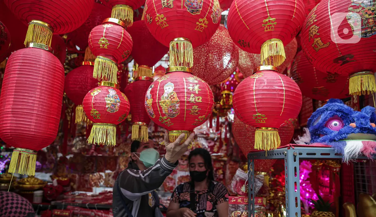 Pembeli memilih lampu lampion untuk imlek di kawasan Glodok, Jakarta, Sabtu (15/1/2022). Meski Perayaan Tahun Baru Imlek masih beberapa pekan lagi, beragam pernak-pernik Imlek mulai banyak dijajakan di kawasan Pecinan Glodok. (Liputan6.com/Faizal Fanani)