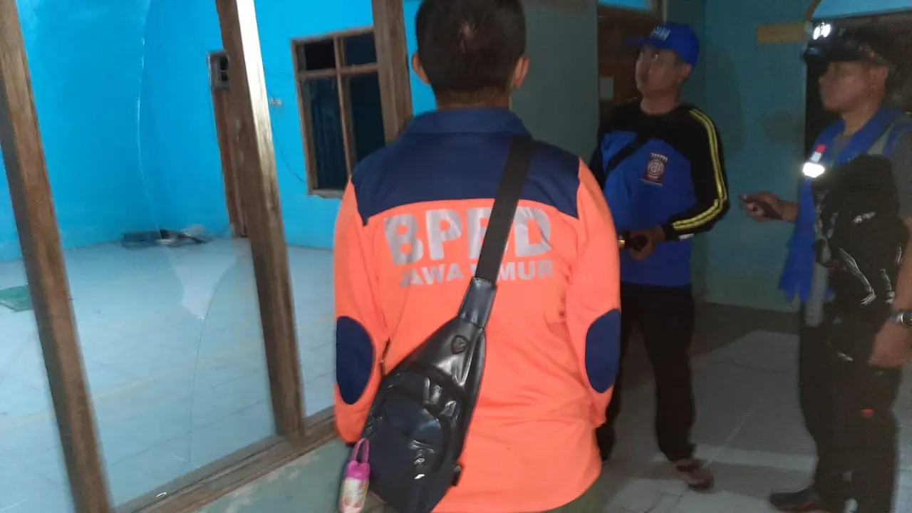 BPBD Situbondo melakukan pendataan akibat guncangan gempa bumi berkuatan 4,1 SR yang turut dirasakan di Situbondo (Istimewa)