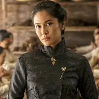 Kebaya janggan sendiri merupakan kebaya dengan potongan menyerupai surjan dengan kancing di bagian leher kiri bawah hingga menutup leher atas. [@hagaipakan]