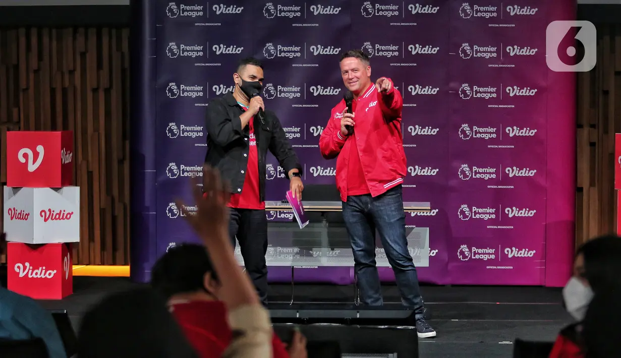 Mantan penyerang Liverpool dan Manchester United (MU) Michael Owen (kanan) saat meet and greet di Gedung SCTV Tower, Jakarta, Minggu (21/8/2022). Dalam acara #owenkevidio meet and greet with Michael Owen menceritakan pengalaman terbaiknya dalam dunia sepak bola kepada para penggemar serta berfoto bersama. (Liputan6.com/Angga Yuniar)