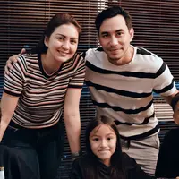 Kemudian, tak berselang lama yakni pada 5 Mei 2009, Donna melahirkan anak kedua mereka, Diego Andres Sinathrya. Kebahagiaan mereka semakin lengkap, tatkala Donna melahirkan anak ketiga mereka, Queenesia Sabrina Sinathrya, pada tanggal 1 Mei 2011.  (Liputan6.com/IG/darius_sinathrya)