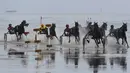 Sejumlah peserta memacu kudanya di atas lumpur saat berkompetisi di Wadden Race, Lower Saxony, Jerman, Minggu (12/7/2015).Pacuan kuda ini merupakan salah satu olaraga kuda yang unik karena dilakuakan di tepi laut. (REUTERS/Fabian Bimmer)