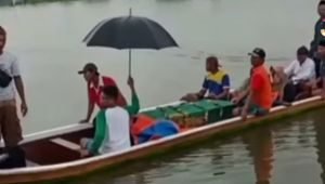 Jenazah warga Pati dibawa menggunakan perahu menuju pemakaman