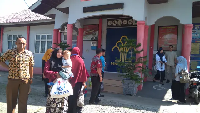 Keluarga NI menjemput NI di Lapas Kelas II Lhoknga (Liputan6.com/Rino Abonita)