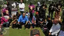 Bakal Cagub DKI, Rizal Ramli (kemeja biru) berziarah ke makam Benyamin Sueb di TPU Karet Bivak, Jakarta, Senin (5/9). Ziarah Rizal Ramli dalam rangka memperingati haul ke-21 tokoh Betawi yang akrab disapa Benyamin S itu. (Liputan6.com/Gempur M Surya)