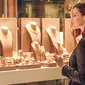 Ilustrasi perempuan melihat koleksi perhiasan berlian. (Shutterstock/Alexa_Space)