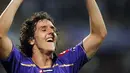 Selebrasi striker Fiorentina asal Montenego, Stevan Jovetic seusai mencetak gol keduanya ke gawang Liverpool di penyisihan Grup E Liga Champions di Artemio Franchi Stadium, 29 September 2009. AFP PHOTO/ALBERTO PIZZOLI 