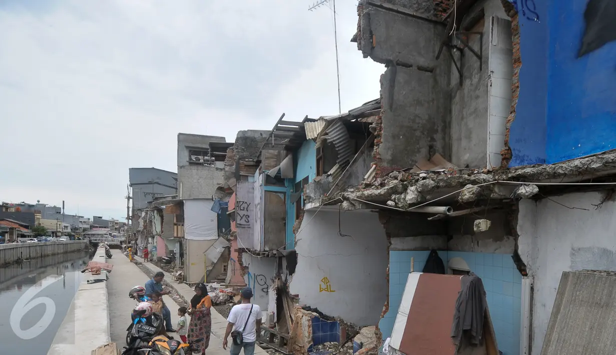 Kondisi rumah warga di bantaran kali Jalan Krukut, Jakarta, Kamis (3/11). Warga berharap tidak ada lagi pembongkaran tempat tinggal mereka oleh Gubernur DKI Jakarta yang terpilih pada Pilkada 2017 mendatang. (Liputan6.com/Yoppy Renato)