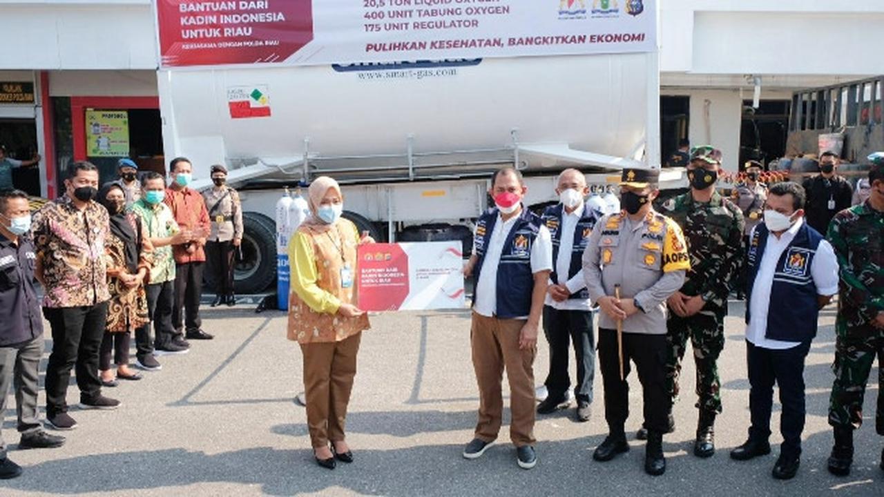 Penyerahan bantuan liqyid gas dan vaksinasi massal ke Polda Riau untuk disalurkan ke rumah sakit serta warga.