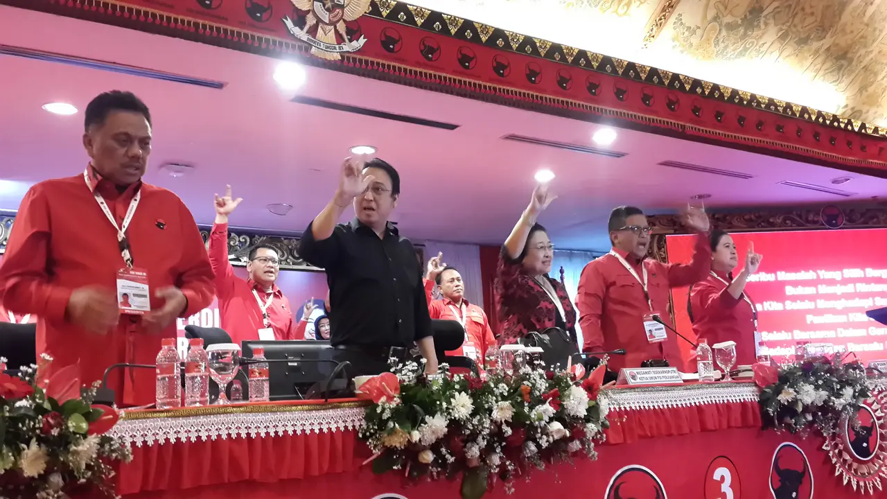 Megawati bersama sejumlah jajaran PDIP bergoyang sambil salam metal di penutupan Rakernas PDIP. (Liputan6.com/Putu Merta)