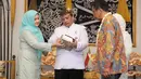 Dalam kesempatan yang berbahagia itu, ternyata Sultan memiliki sebuah hadiah untuk Nani dan Ajip. Berupa lukisan bergambar bunga diberikan Sultan Arief untuk pasangan Nani dan Ajip. (Adrian Putra/Bintang.com)