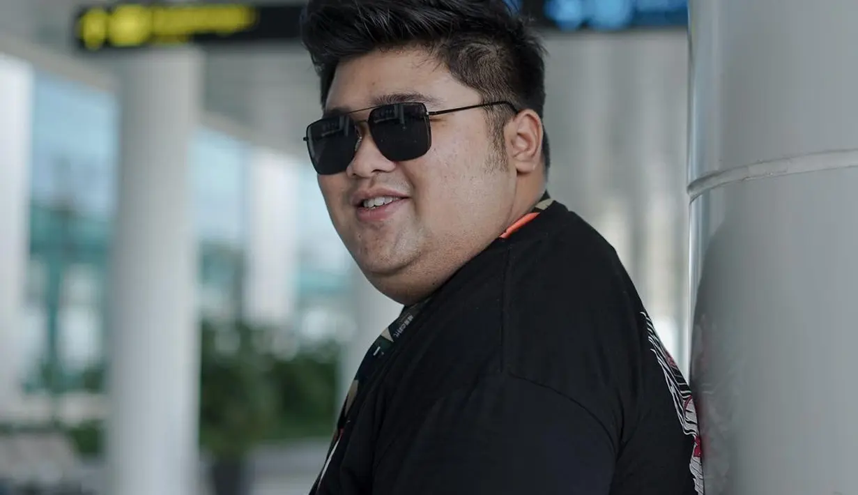 Peran Mat Gondrong melekat dengan dirinya, tak sedikit warganet yang sering mengungkit sinetron Ronaldowati di kolom komentar unggahan Tommy Kaganangan. (FOTO: instagram.com/tommykaganangan15)