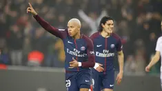 Pemain PSG, Kylian Mbappe (kiri) merayakan gol ke gawang Caen pada lanjutan Ligue 1 Prancis di Parc des Princes stadium, Paris, (20/12/2017). PSG menang 3-1. (AP/Francois Mori)