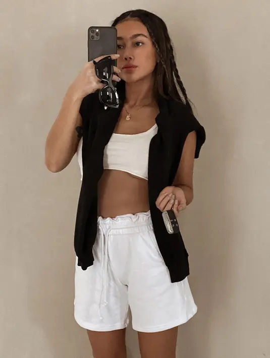 Dengan pose mirror selfie, Ratu Felisha kerap menampilkan gaya OOTD stylish-nya. Bintang film 'Kain Kafan Perawan' ini tampil kasual dengan setelan tank top crop celana pendek yang dibalut dengan outer tanpa lengan berwarna hitam. Rambutnya yang dikepang kecil membuatnya terlihat bak ABG. (Liputan6.com/IG/@allaboutfelisha)