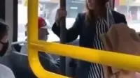 Viral Aksi Wanita Rasis Ludahi Penumpang, Akhirnya Didorong Keluar Bus hingga Jatuh