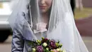 Stella Moris berpose untuk media dan pendukung saat tiba untuk menikah dengan Pendiri WikiLeaks Julian Assange pada layanan pernikahan kecil yang diadakan dalam penjara keamanan tinggi Belmarsh, London, Inggris, 23 Maret 2022. (AP Photo/Matt Dunham)