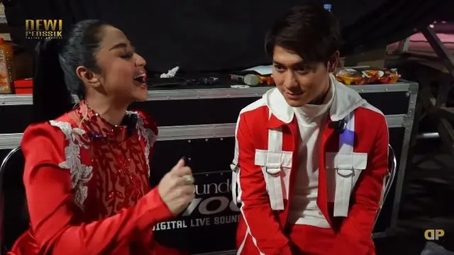 Dewi Perssik bertemu Rizky Billar (YouTube/ DewiPerssik)