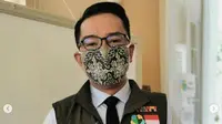 Ridwan Kamil memakai masker batik hasil desainannya sendiri yang diproduksi @batikkomar/https://www.instagram.com/p/B-6AfknpxDz/Komarudin)