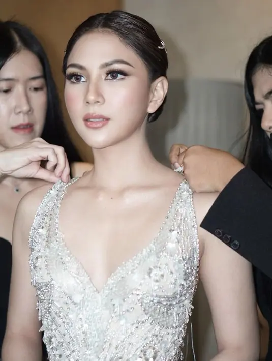 Makeup resepsi pernikahan Jessica Mila oleh Eva Lovira yang flawless glam. [Foto: Instagram @evalovira]