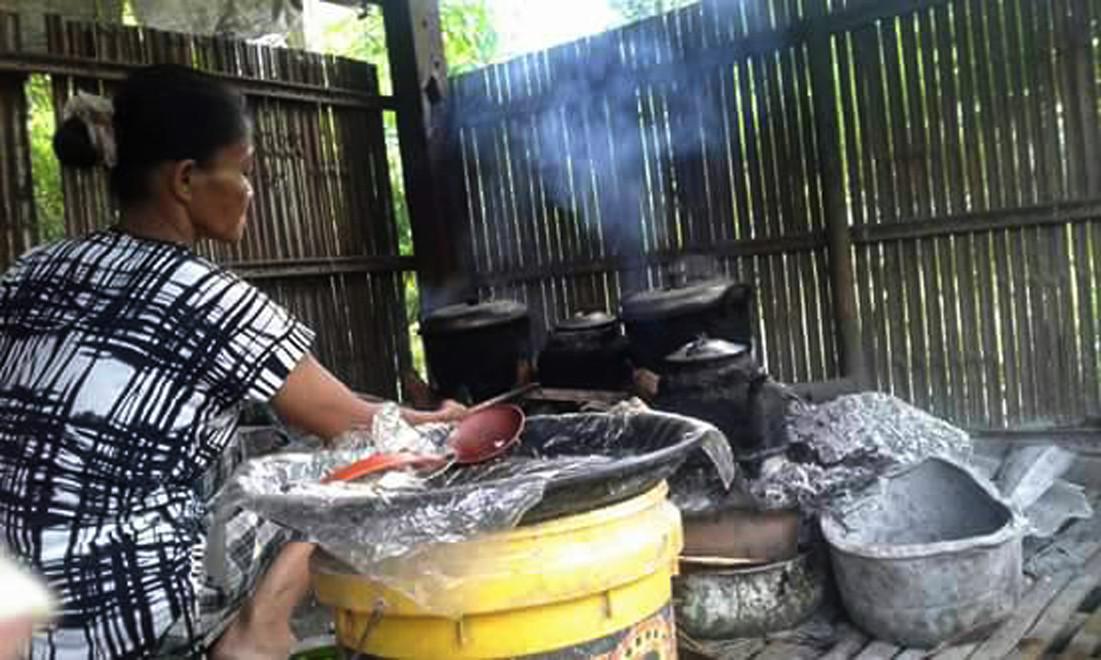 Pengolahan putu karoro, salah satu kue khas Suku Mandar yang dicari jelang berbuka puasa. (Liputan6.com/Eka Hakim)