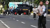 Aparat kepolisian menutup jalan setelah serangan bom bunuh diri di Polrestabes Surabaya, Jawa Timur, Senin (14/5). Seluruh akses menuju Mapolrestabes ditutup total dan tiap jalur dijaga petugas kepolisian bersenjata laras panjang. (AP/Achmad Ibrahim)