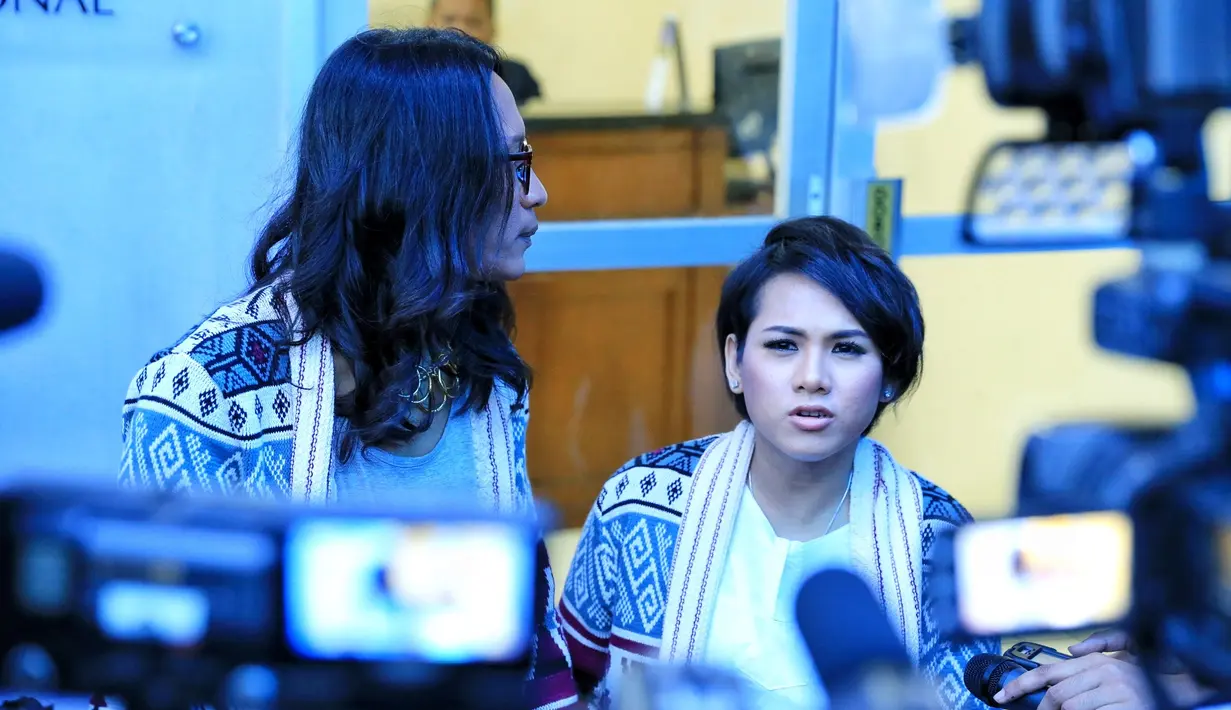 Dalam mengubah tampilannya menjadi lebih feminim, Evelyn masih menyesuaikan gaya yang cocok dan sesuai dengannya. Keinginan Evelyn merias diri menurutnya sebagai sesuatu hal yang baru dan ia tetap tak memaksakan diri. (Adrian Putra/Bintang.com)