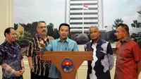 Menpora, Imam Nahrawi (tengah) bersama anggota tim transisi menjawab pertanyaan wartawan usai melakukan pertemuan dengan Ketua Umum PSSI periode 2011-2015, Djohar Arifin di Kemenpora, Jakarta, Selasa (23/6/2015). (Liputan6.com/Helmi Fithriansyah)