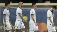 Para pemain Argentina tampak kecewa usai dikalahkan Kolombia pada laga Copa America 2019 di Stadion Fonte Nova, Salvador, (Sabtu (15/6). Argentina kalah 0-2 dari Kolombia. (AFP/Juan Mabromata)