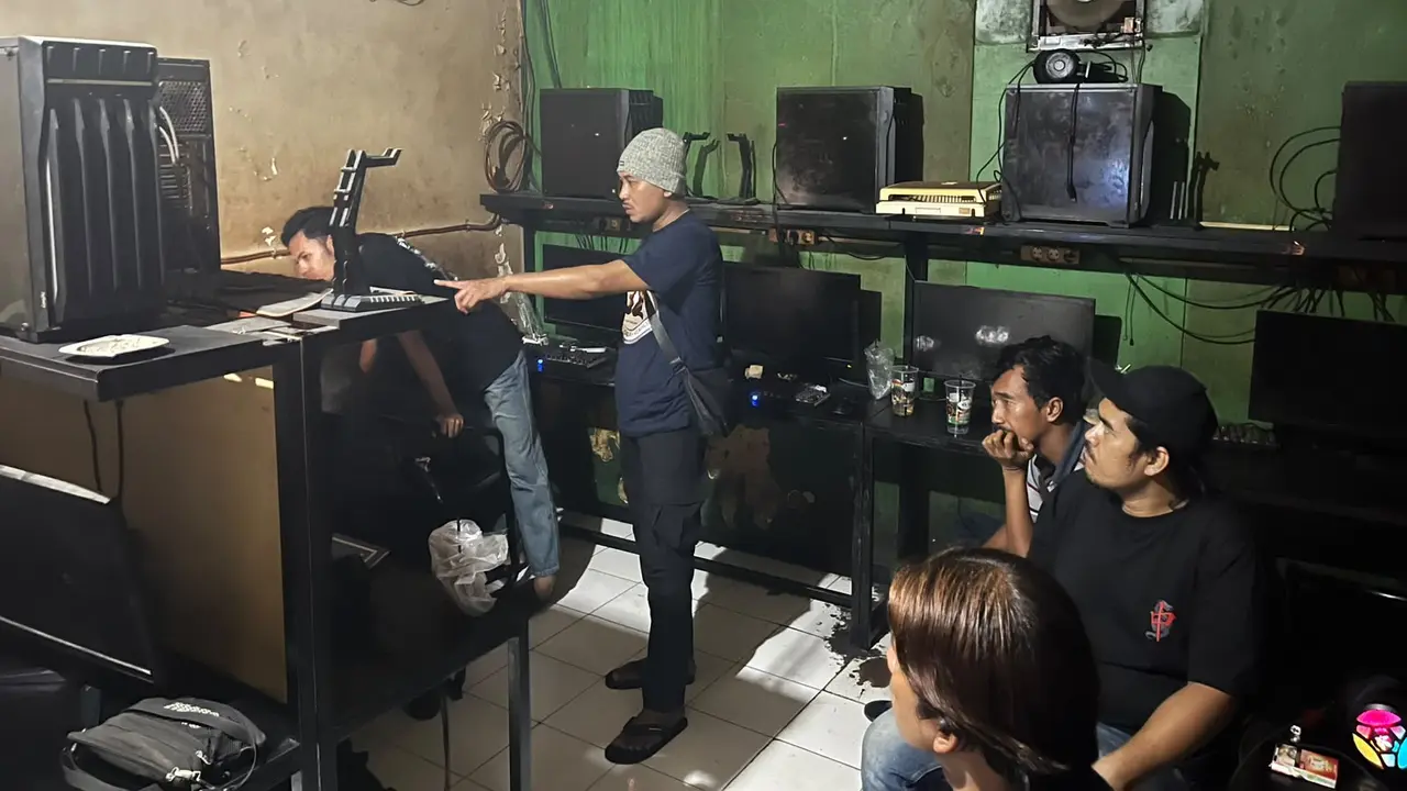 Polda Jateng menggerebek Warnet Strix Cyber Arena. (istimewa).