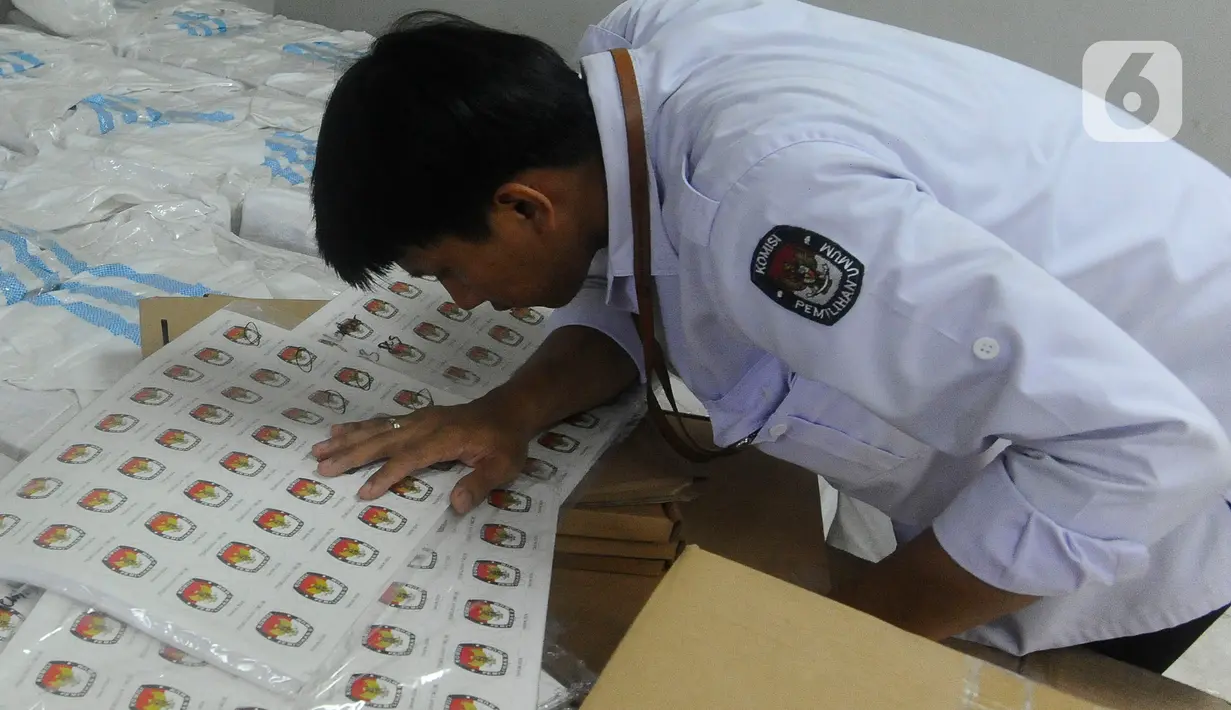 Selain kotak suara, ada logistik Pemilu 2024 lain yang didatangkan bersamaan antara lain bilik suara, tinta, serta segel kotak suara. (merdeka.com/Arie Basuki)
