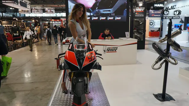 Salah seorang model yang meramaikan salah satu stan di ajang EICMA 2019