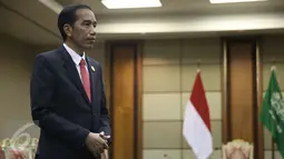 Presiden Joko Widodo (Jokowi) saat menunggu kedatangan Menteri Luar Negeri Arab Saudi, Adel al-Jubeir dan rombongan di sela pertemuan KTT Luar Biasa OKI di Jakarta, Senin (7/2/2016). (Liputan6.com/Faizal Fanani)