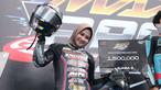 Eca Sabana berhasil meraih podium pada kelas Maxi GP Semi Pro 155CC Open di Yamaha Cup Race 2026 yang berlangsung di Sirkuit Puncak Mario, Sidenreng Rappang (Sidrap), Sulawesi Selatan, Minggu (19/4/2026). (Bola.com/Abdul Aziz)