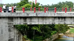 Presiden Jokowi melihat sekitar lokasi Waduk Nipah di Sampang, Madura, Jatim, Sabtu (19/3). Waduk ini diharapkan bisa menjadi sumber air minum, juga perikanan dan pariwisata. (Setpres/Cahyo)