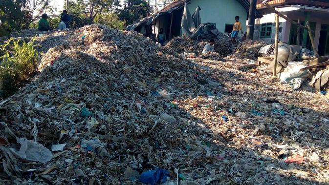 Gelang Emas dan Uang Euro di Tumpukan Sampah Impor 