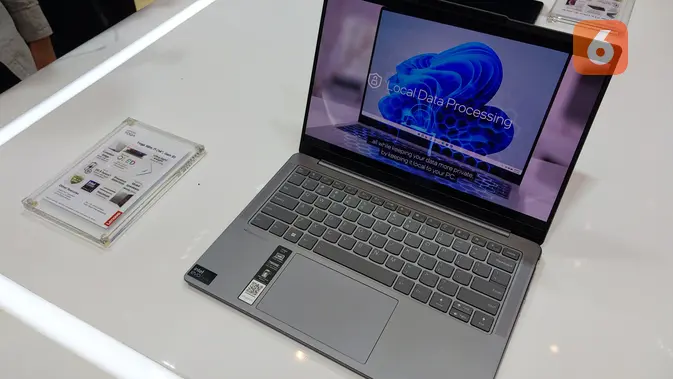 Lenovo merilis sejumlah produk laptop terbaru yang diklaim mampu meningkatkan efisiensi dalam pembuatan konten digital. Laptop ini didukung kecerdasan buatan yang tersemat di dalamnya (Liputan6.com/ Arief Rahman Hakim).