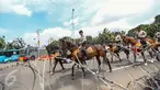  Sejumlah anggota polisi berkuda ikut serta dalam melakukan pengamanan aksi Unjuk Rasa Bela Rakyat 121 dari Badan Eksekutif Mahasiswa Seluruh Indonesia (BEM SI) di depan Istana Merdeka, Jakarta, Kamis (12/1).  (Liputan6.com/Faizal Fanani)