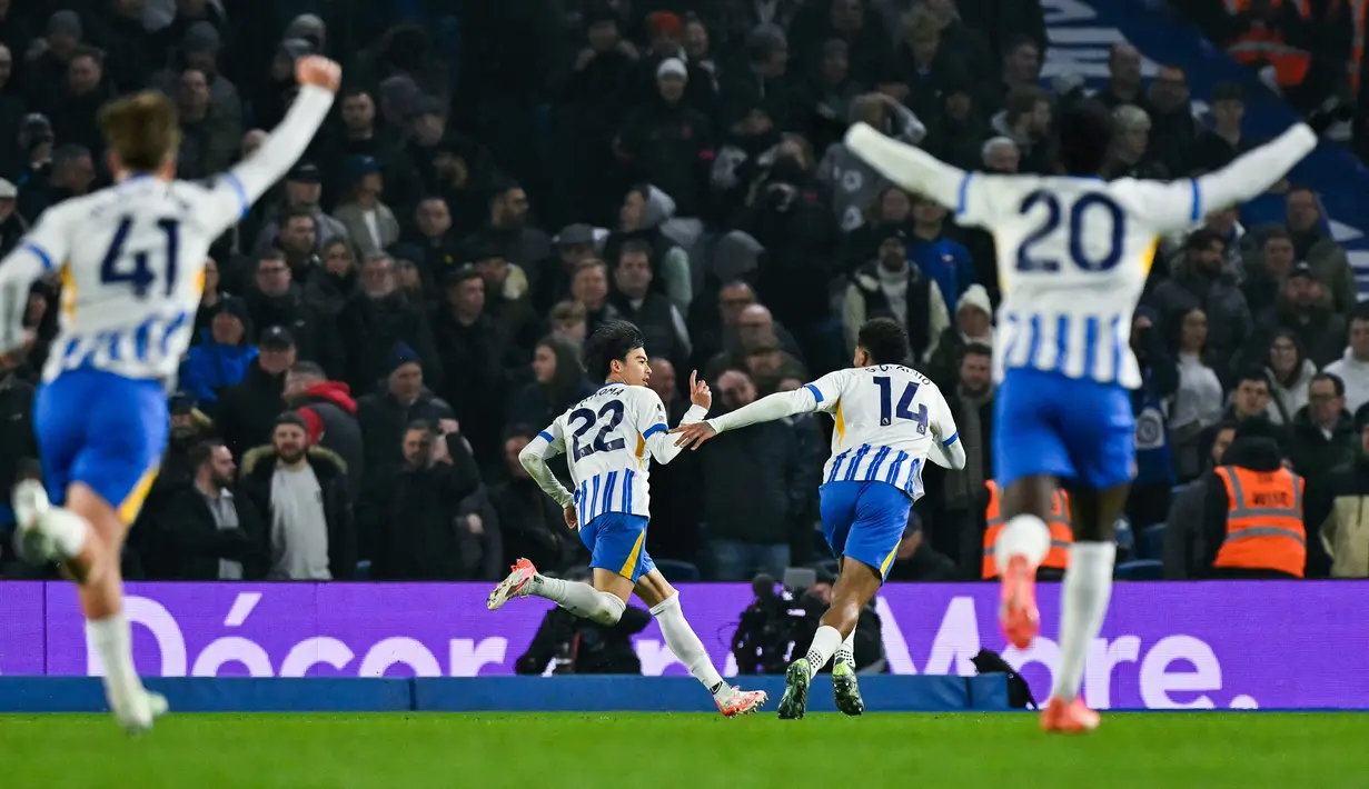 Kaoru Mitoma benar-benar menjadi mimpi buruk bagi Chelsea saat bertandang ke markas Brighton & Hove Albion pada laga pekan ke-25 Premier League di American Express Stadium, Sabtu (15/2/2025). Setelah gol pembuka dari pemain asal Jepang tersebut, The Blues langsung kehilangan kendali dan akhirnya kalah tiga gol tanpa balas. (AFP/Glyn Kirk)