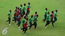 Sejumlah pemain berlari jelang mengikuti seleksi timnas Indonesia tahap pertama di Stadion Pakansari, Kab Bogor, Selasa (9/8). 24 pesepakbola mengikuti seleksi awal timnas Indonesia untuk AFF Cup 2016. (Liputan6.com/Helmi Fithriansyah)