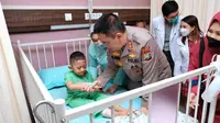 Anak penderita kerapuhan tulang saat dikunjungi oleh Kepala Polda Riau Irjen Mohammad Iqbal. (Liputan6.com/M Syukur)