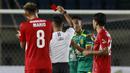 Pemain Persebaya Surabaya, Rizky Ridho (kedua dari kanan) mendapat kartu merah saat menghadapi Persik Kediri dalam laga Grup C Piala Menpora 2021 di Stadion Si Jalak Harupat, Bandung, Selasa (23/3/2021). (Bola.com/M Iqbal Ichsan)