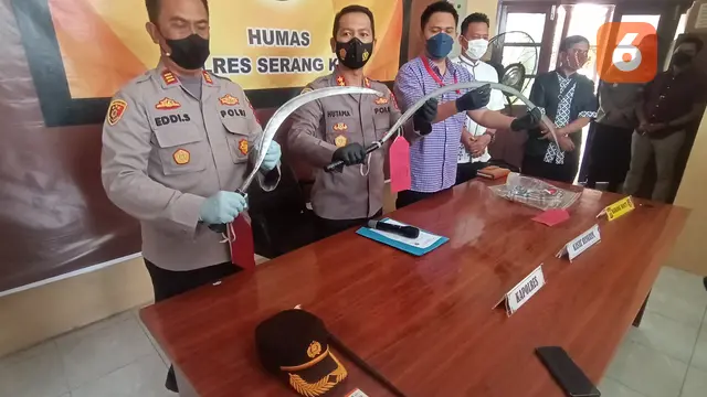 Polres Serkot Sita Senjata Tajam Yang Digunakan Pelajar SMP Untuk Tawuran. (Jumat, 21/01/2022). (Liputan6.com/Yandhi Deslatama).