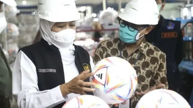 Gubernur Jawa Timur Khofifah melihat bola resmi Piala Dunia 2022