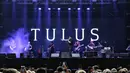 Membuka penampilan dengan lagu berjudul Satu Kali, Tulus, langsung membangun suasana hangat dengan mengajak seluruh penonton untuk ikut bernyanyi bersama. Tampak dalam foto, penyanyi, Tulus saat tampil pada hari kedua gelaran KapanLagi Buka Bareng (KLBB) Festival 2026 di Stadion Madya, Kompleks Gelora Bung Karno, Senayan, Jakarta, Minggu 1 Maret 2026. (Fimela.com/Adrian Putra)
