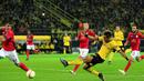 Pemain Borussia Dortmund, Pierre-Emerick Aubameyang saat mencetak gol kedua ke gawang FK Qabala dalam lanjutan Grup C Liga Europa di Stadion Signal Iduna Park, Dortmund, Jerman, Jumat (6/11/2015) dini hari WIB. (Reuters/Ina Fassbender)