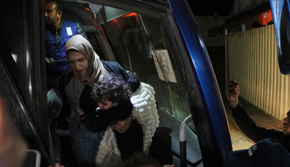 Mereka diantar dengan bus yang berlabel Perserikatan Bangsa Bangsa (PBB). Tampak dalam foto, Amani Abu Talha bersama enam anaknya saat tiba di Rumah Sakit Nasser menyusul pembukaan kembali perbatasan Rafah, di Khan Younis, Jalur Gaza selatan, Rabu 4 Februari 2026 pagi waktu setempat. (AP Photo/Jehad Alshrafi)