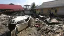 Sebuah mobil hancur setelah gempa dan tsunami di pantai Talise di Palu, Sulawesi Tengah (1/10). Gempa berkekuatan 7,4 Magnitudo disusul tsunami melanda Palu dan Donggala pada 28 September 2018. (AP Photo/Tatan Syuflana)